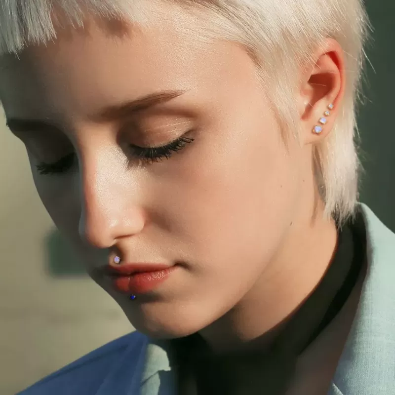 Серьга лабрет из титана Pirslab T23LI7-RD17 с искусственным опалом