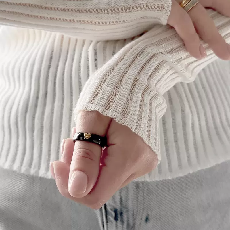 Женское черное кольцо из керамики INFY RCM-2101 с сердечком