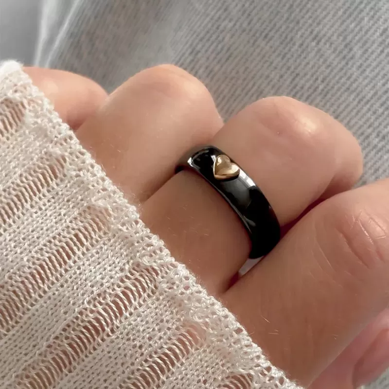 Женское черное кольцо из керамики INFY RCM-2101 с сердечком