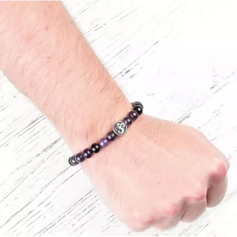 Браслет на резинке Everiot Select LNS-0281 из аметиста с символом "ОМ"