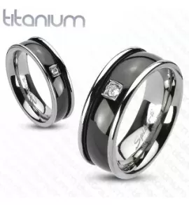 Кольцо из титана Spikes R-TI-3638 с черной каемкой и фианитом по центру