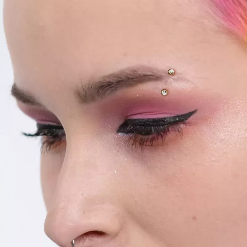 Изогнутая штанга (банан) для пирсинга пупка, брови Pirslab T23CT4-KC из титана с фианитами