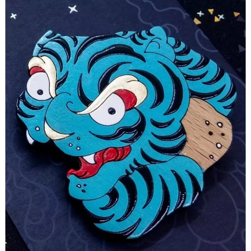 Брошь из дерева «Тигр синий» COREYAGI ASC-TG01, символ 2022 нового года