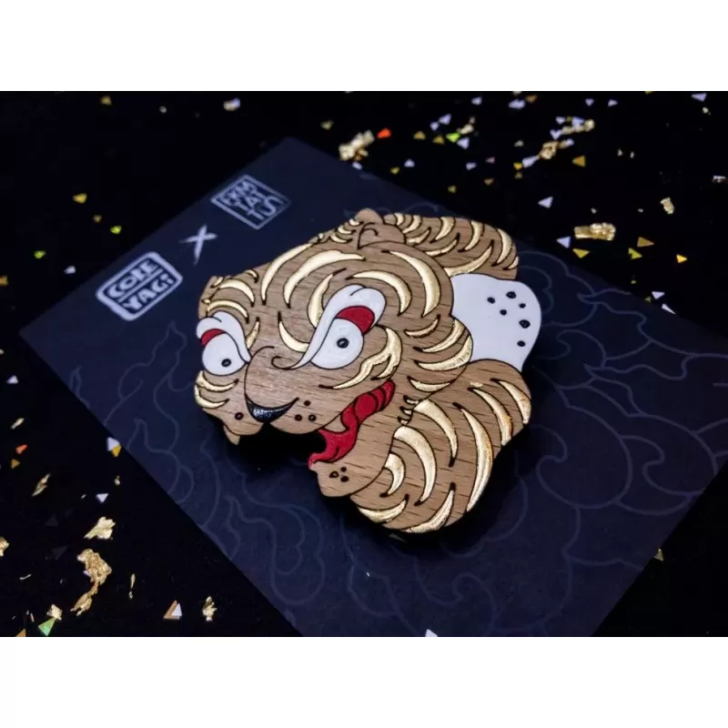 Брошь из дерева «Тигр золотой» COREYAGI ASC-TGG02, символ 2022 нового года