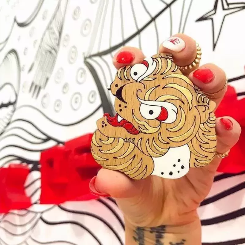 Брошь из дерева «Тигр золотой» COREYAGI ASC-TGG02, символ 2022 нового года