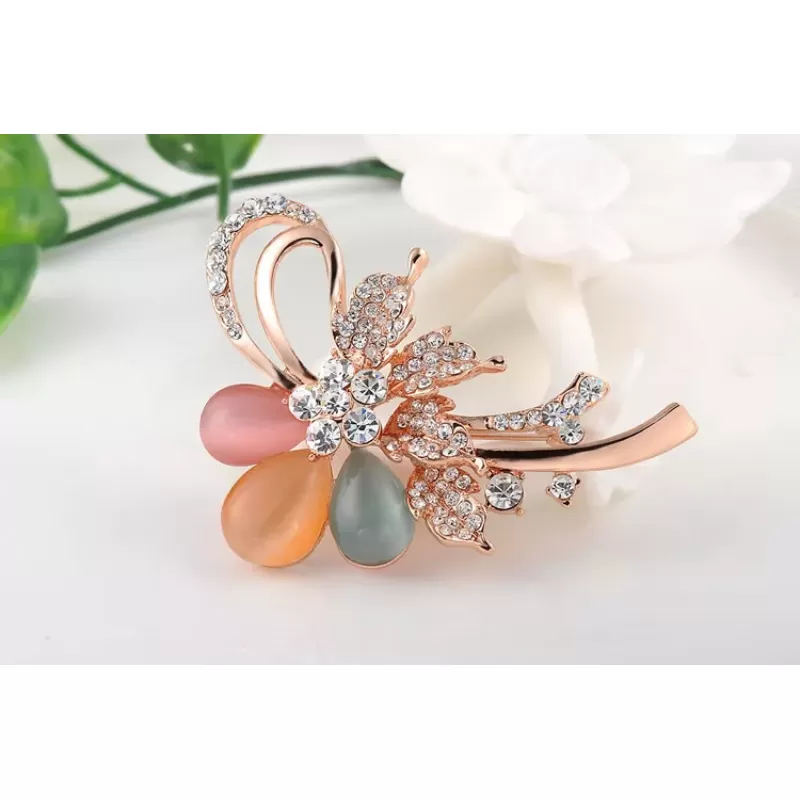 Брошь ROZI BR-02750B в форме цветка с кристаллами