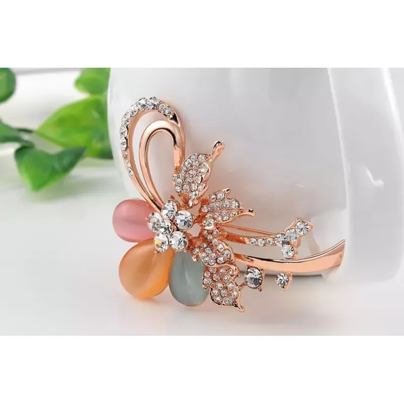 Брошь ROZI BR-02750B в форме цветка с кристаллами