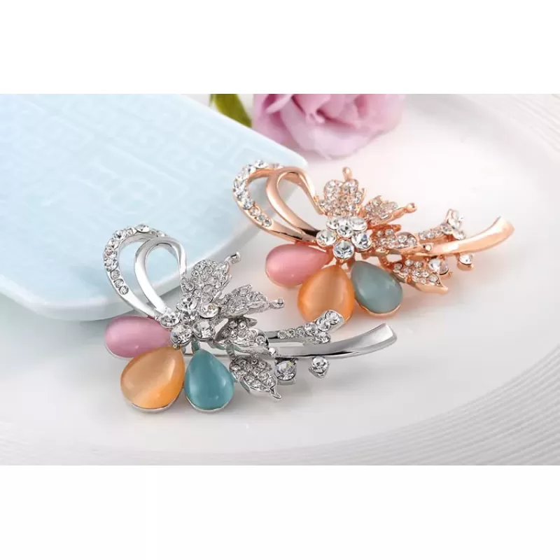Брошь ROZI BR-02750B в форме цветка с кристаллами