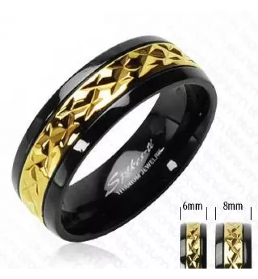 Кольцо из титана Spikes R-TI-3743 с золотистой рельефной полосой по центру