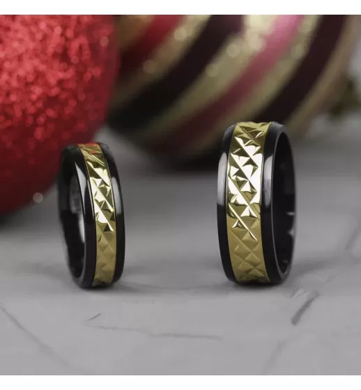 Кольцо из титана Spikes R-TI-3743 с золотистой рельефной полосой по центру