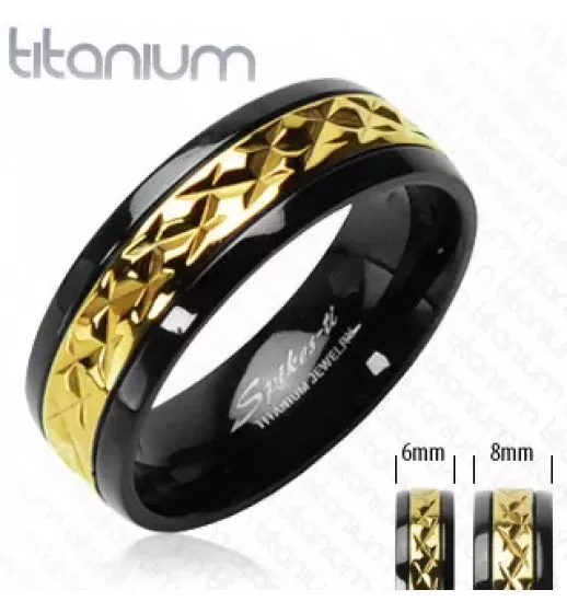 Кольцо из титана Spikes R-TI-3743 с золотистой рельефной полосой по центру