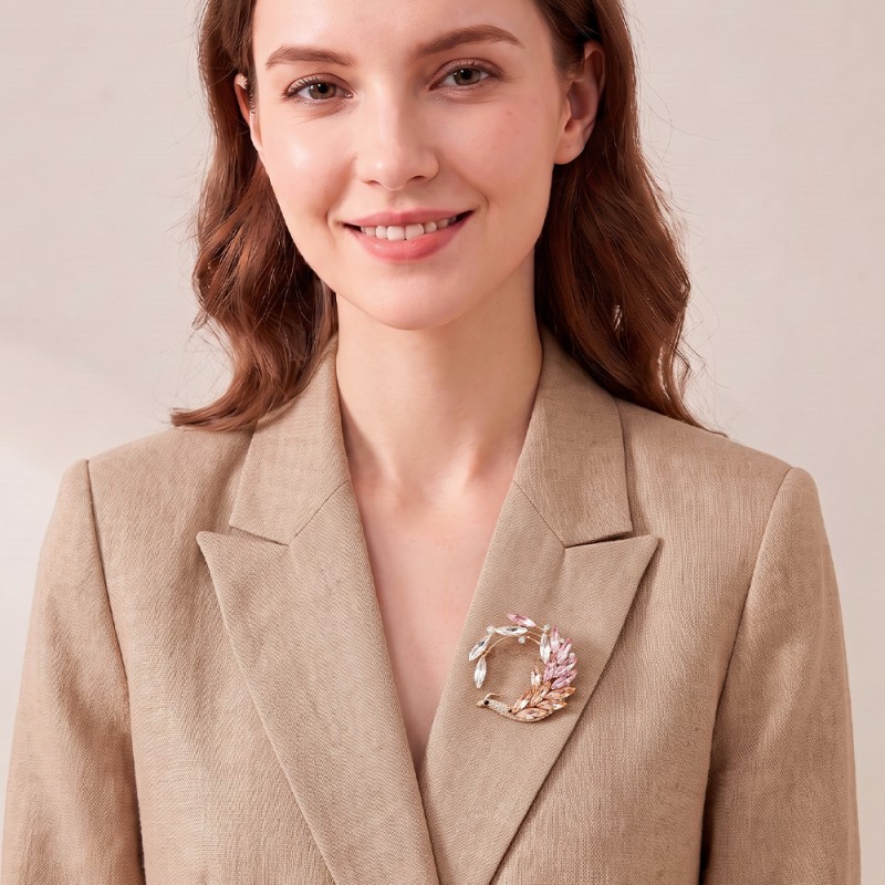 Брошь Птица crystal peach gold